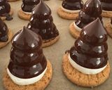 Foto del passaggio 8 della ricetta Moretti - Meringhe al Dulce de Leche e Cioccolato