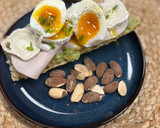 Foto del paso 7 de la receta Tostada con Aguacate, Pavo y Queso de Cabra