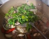Foto langkah ke 5 dari resep Ayam tumis jamur hioko daun wangsui.