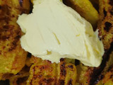 Pastel de plátano en la sartén. Con carne y queso mozzarella