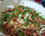 A picture of step 2 of Kathiya wari choly chaat😋.