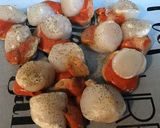 Une image de l'étape 2 de Noix de saint Jacques fraîches gratinées aux girolles sauce curry.
