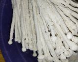 Foto langkah ke 3 dari resep Jamur enoki goreng.