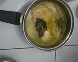 Foto langkah ke 3 dari resep Ayam Kampung Goreng bumbu kuning.