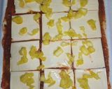 Foto del paso 5 de la receta: Pizza hawaiana con salchichas y queso americano