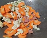 Foto langkah ke 3 dari resep Tumis Sayur Sosis.