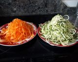 Foto del paso 1 de la receta: Falsos espaguetis de verduras con pesto de aguacate y nueces 🥑