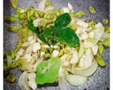 Foto langkah ke 4 dari resep Tumis Kangkung Bunga Pepaya.