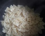 Foto del paso 1 de la receta: Corbatitas con Queso y Cebolla Caramelizada