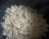 Foto del paso 1 de la receta: Corbatitas con Queso y Cebolla Caramelizada