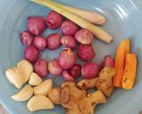 Foto langkah ke 1 dari resep Opor Ayam Kuning Sederhana.