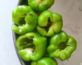 स्टफ कॅप्सिकम (भरली ढोबळी मिरची) (Stuff Capcicum Recipe In Marathi) रेसिपी स्टेप 2 फोटो 