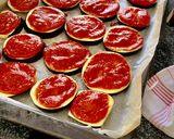 Foto del paso 2 de la receta: Mini pizzas fit terroríficas (con base berenjena)