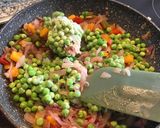 Foto del paso 2 de la receta: Guisantes con huevo y verduras