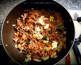 A picture of step 5 of Mie goreng jawa.