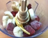 Φωτογραφία βήματος 1 της συνταγής Smoothie φράουλα-μπανάνα