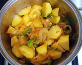 Foto del paso 4 de la receta: Guiso de patatas mantecosas con ajos, cebolla y pimiento verde