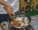 รูปขั้นตอนการทำที่ 10 ของ ข้าวผัด กะเพราคลุก กุ้ง กลิ่นหอมฟุ้ง รสชาติจัดจ้าน