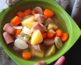 Foto langkah ke 5 dari resep Sop Sosis Baso Sayuran.