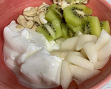 Foto del paso 1 de la receta: Almuerzo o desayuno saludable: bowl de yogur con fruta y flores