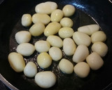 Foto del paso 2 de la receta: Patatas baby al ajo y albahaca