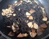 Foto del paso 3 de la receta: Espaguetis negros con shiitake, gambas y burrata