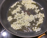 Foto del paso 3 de la receta: Salteado de garbanzos cocidos con salchichas