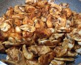 Foto del passaggio 3 della ricetta Pollo alle mandorle con salsa di soia e funghi
