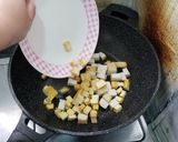 A picture of step 3 of Chinese stir-fry fish cakes dry beancurd with long beans 魚片豆乾炒長豆.