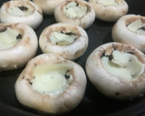Foto del paso 4 de la receta: Champiñones al horno con pavo y queso de cabra al vino