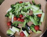 Foto langkah ke 4 dari resep Tumis Brokoli Tomat Ceri.