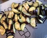 Une image de l'étape 1 de Courgettes et aubergines au soja et sésame (avec piments verts grillés).