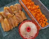 Une image de l'étape 1 de Poulet avec carottes et champignons à la crème curry au cookeo.