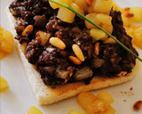 Foto del paso 4 de la receta: Tosta de Morcilla, Pera, Piñones y Miel