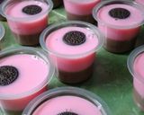 Foto langkah ke 4 dari resep Puding Susu Coklat Strawberry.