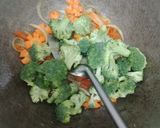 Foto langkah ke 6 dari resep Tumis brokoli wortel dan jamur.