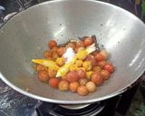 মিষ্টি আলু ও কাঁচা আম দিয়ে টমেটোর চাটনি(mishti aloo kancha aamer chutney recipe in Bengali) রেসিপি ধাপ - 2 ছবি