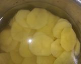 A picture of step 2 of Palak pakora and potato pakora.
