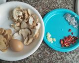 Foto langkah ke 2 dari resep Tumis jamur sosis telur.