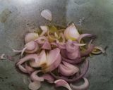 A picture of step 1 of Capsicum chicken.