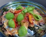 Foto langkah ke 4 dari resep Kukus Ikan Kembung Tomat.