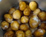 સ્મોકી ગાર્લિક બટેટી (Smoky Garlic Baby Potatoes Recipe In Gujarati) રેસીપી સ્ટેપ1ફોટો