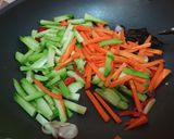 Foto langkah ke 2 dari resep Tumis Labu Siam dan Wortel.