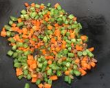 Foto langkah ke 4 dari resep Tumis wortel buncis daging sapi.