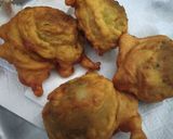 A picture of step 8 of Vada pav with dry chutney.