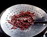 Foto langkah ke 4 dari resep Sambal Keringan Kulit Singkong-Teri-Kacang Renyah dan Yummy.
