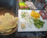 Foto del paso 1 de la receta: Longaniza con patatas, verduras y huevo