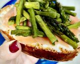 Foto del paso 4 de la receta: Tosta brioche de salmón ahumado con espárragos trigueros