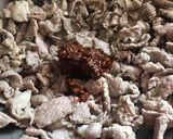 รูปขั้นตอนการทำที่ 2 ของ “ยำหมูน้ำพริกเผาใส่มะม่วง”