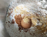 Foto del paso 3 de la receta: Magdalenas de espelta y chips de chocolate (sin azúcar)